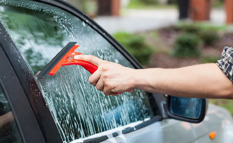 Membersihkan Kaca Mobil, sumber Okezone