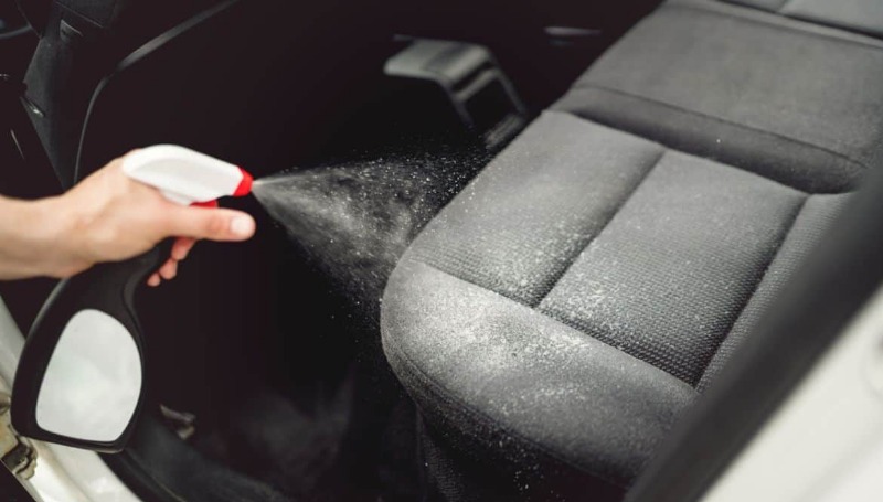 Menyemprot Jok Mobil, sumber Moladin