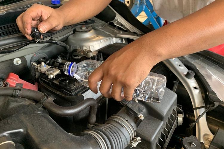 Cara Menambah Air Aki Mobil Praktis!