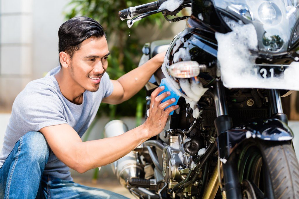 Mencuci Motor, sumber Astra Motor Mencuci Motor, sumber Astra Motor