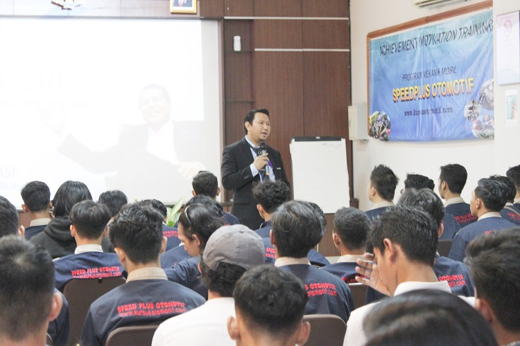 Bp. Erik Hadi Saputra, S.Kom., M.Eng sedang memaparkan materi, Sumber: doc pribadi