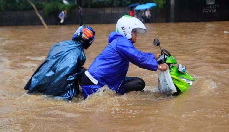 Motor yang nekat menerobos banjir, Sumber: ridergalau.com