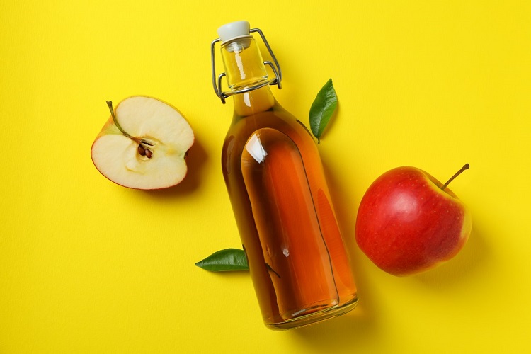 Homemade,Apple,Vinegar,And,Ingredients,On,Yellow,Background Cuka apel bisa menghilangkan jamur di mobil, Sumber: astronauts.id