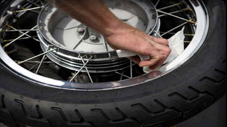 Ilustrasi menghilangkan karat di velg motor Ilustrasi menghilangkan karat di velg motor, Sumber: harapanrakyat.com