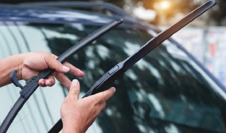 Pastikan wiper masih bagus agar tidak menggores kaca mobil Pastikan wiper masih bagus agar tidak menggores kaca mobil, Sumber: inews.id