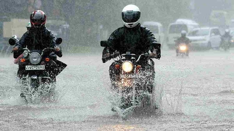 Mengendarai sepeda motor saat hujan Mengendarai sepeda motor saat hujan, Sumber: Moladin