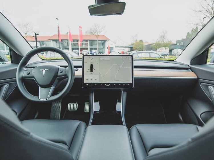 Penggunaan fitur autopilot Penggunaan fitur autopilot, Sumber: tagar.id