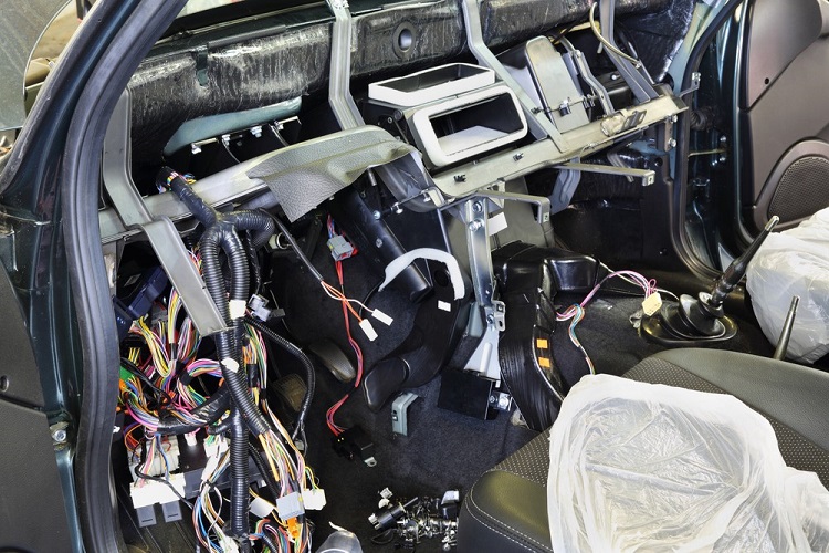 Terlihat sistem kelistrikan saat mobil dibongkar Terlihat sistem kelistrikan saat mobil dibongkar, Sumber: mitsubishi-motors.co.id