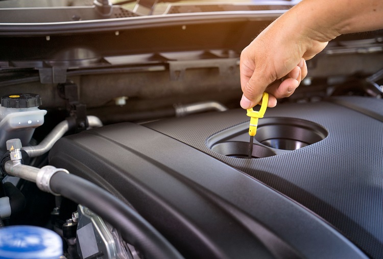 Pengecekan oli mobil Pengecekan oli mobil, Sumber: automotive.evalube.com