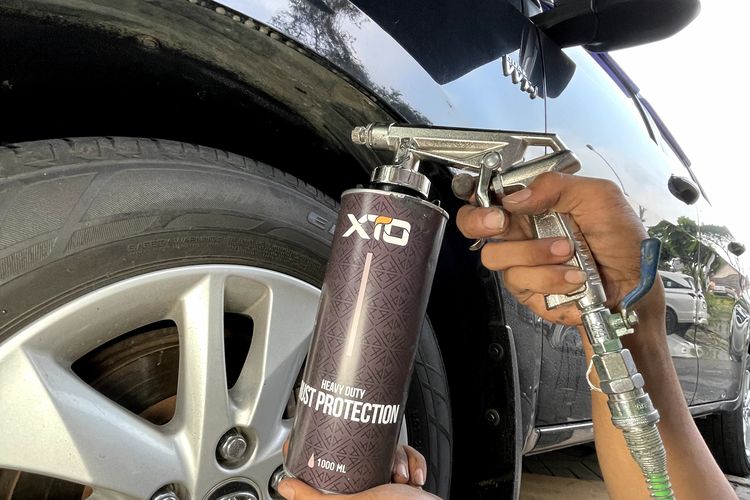 Menggunakan produk anti karat mobil Menggunakan produk anti karat mobil, Sumber: otomotif.kompas.com