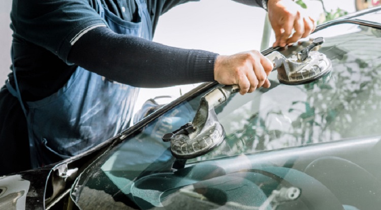 Penggantian kaca mobil Penggantian kaca mobil, Sumber: lifepal.co.id