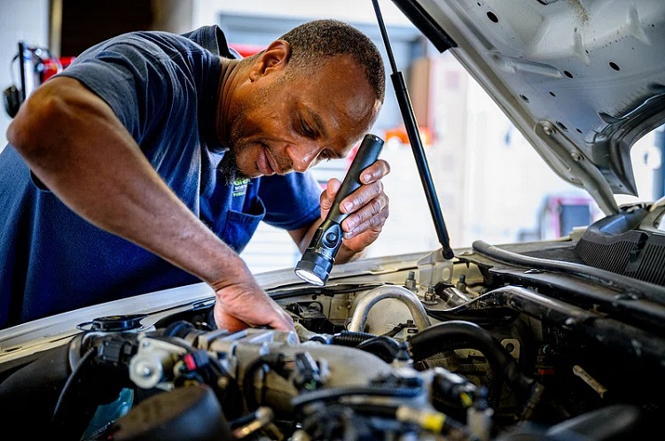 Pentingnya melakukan servis mobil berkala Pentingnya melakukan servis mobil berkala, Sumber: caura.com