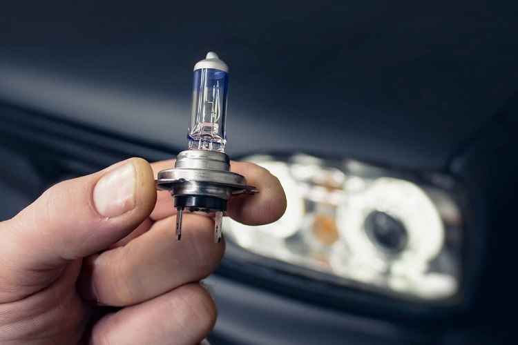 Lampu merupakan salah satu aksesoris penting pada mobil, Sumber: seva.id