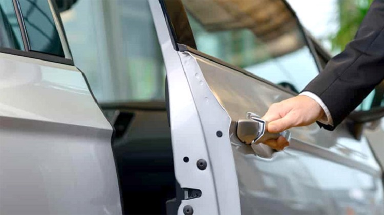 Memeriksa apakah terdapat bunyi aneh pada pintu mobil, Sumber: setirkanan.co.id