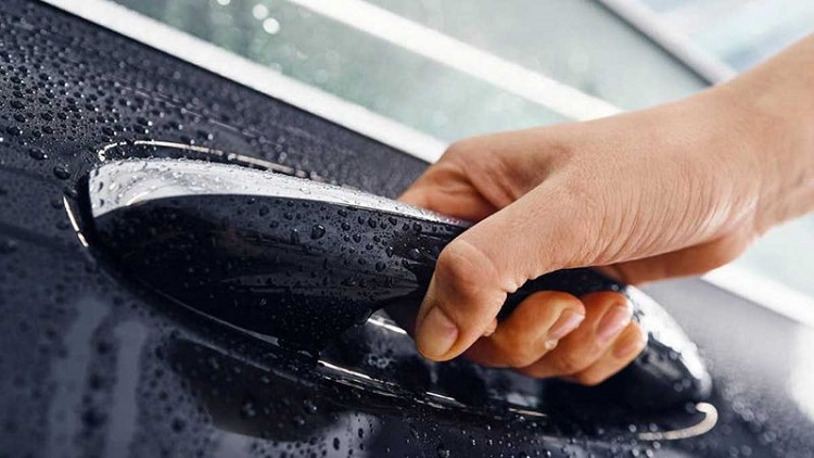 Mengatasi pintu mobil yang macet, Sumber: autofun.co.id