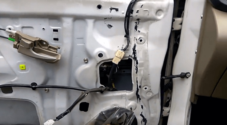 Mengecek bagian pintu mobil, Sumber: mobilmo.com