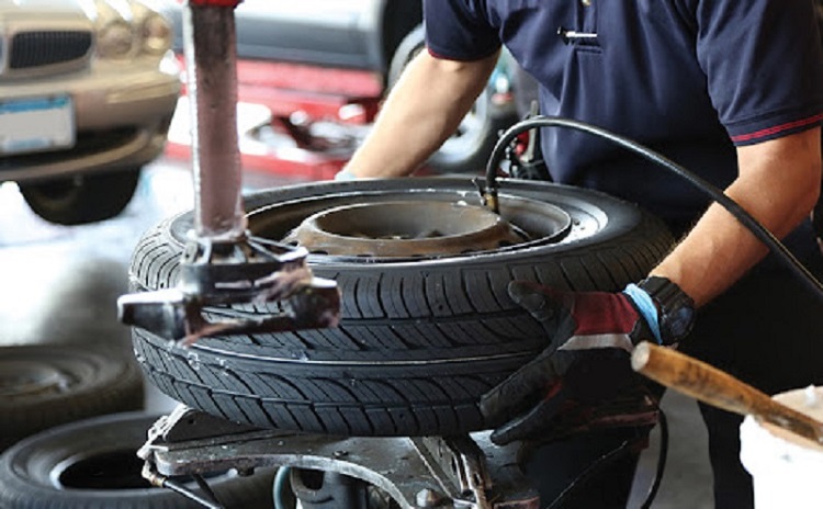 Penggantian ban mobil Penggantian ban mobil, Sumber: moladin.com
