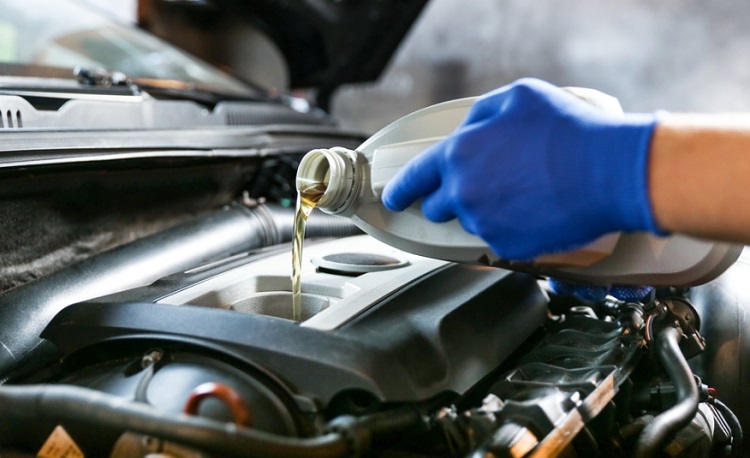 Penggantian oli mobil Penggantian oli mobil, Sumber: kreditkerenbanget.com