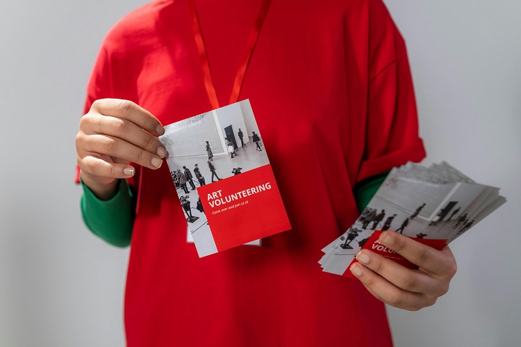 Menggunakan brosur dan flyer, Sumber: pexels.com