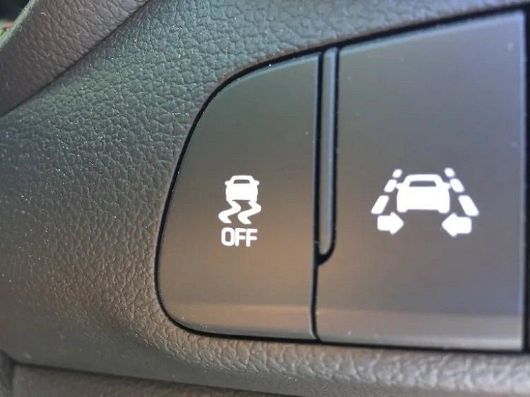 ESC merupakan fitur keselamatan mobil, Sumber: practicalmotoring.com.au