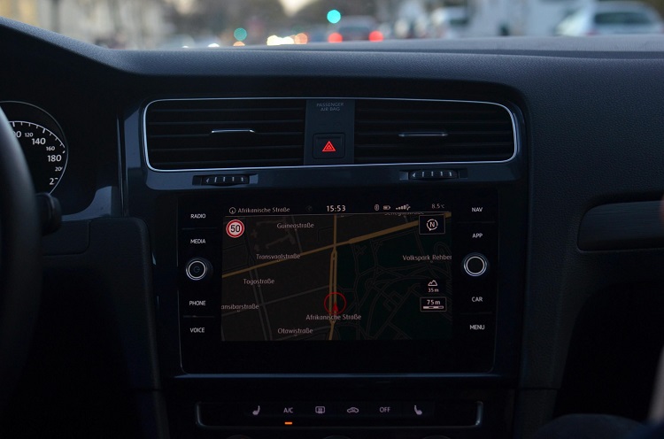 GPS mobil sudah terintegrasi dengan peta digital, Sumber: pexels.com