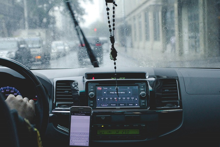 Selalu menjaga kebersihan kaca mobil, Sumber: pexels.com