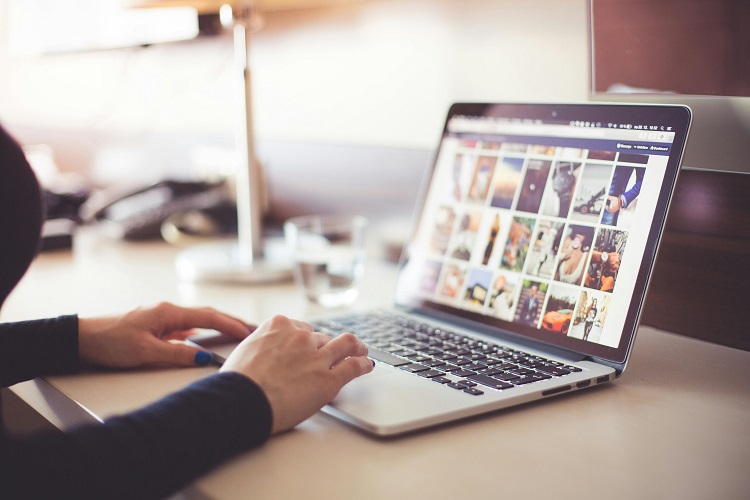 Berinteraksi dengan pelanggan, Sumber: pexels.com