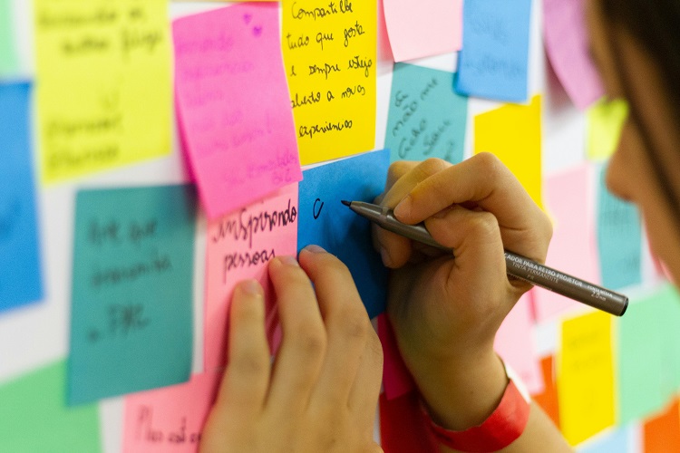 Dengan membagi tugas kerja dapat memberikan kualitas yang bagus, Sumber: pexels.com